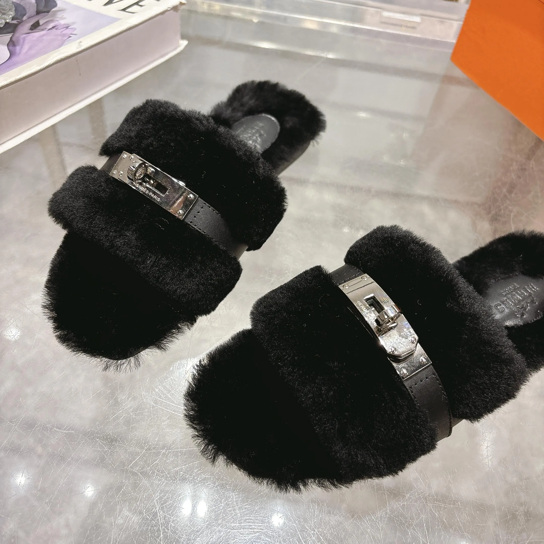 👟👟Ex-factory price 500👟👟 Purchasing agent level Hermes Hermès second uncle hair slippers are in stock all year round. 2025 new and new colors official website, Xiaohongshu synchronizes the latest color matching Hermès hot models are hot online, upgraded workmanship, high quality! Fashionable small wool H-trailers, autumn and winter style flat-soled wool mop, can be customized without standard, non-refundable and non-exchangeable. Fabric: Imported lamb's roll real wool. Lining: Imported lamb's roll real wool. Outsole: Genuine leather outsole. Size: 35-43, [Note: 41, 42, 43 customized]